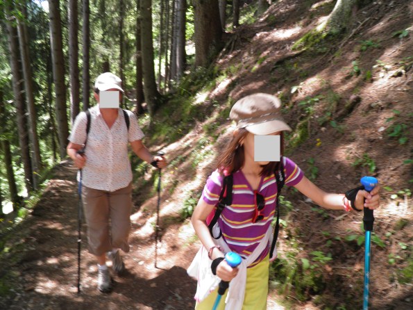 E1 et E2 disposent de bâtons de marche … Intel (si, si) avec boussole et lumière LED.