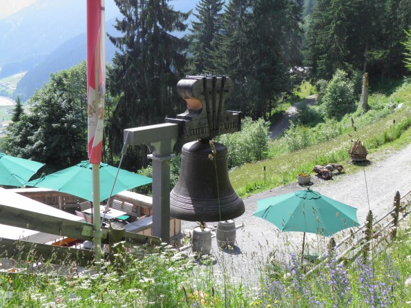 En arrivant, depuis l'arrière de la cabane, on voit d'abord cette énorme cloche.