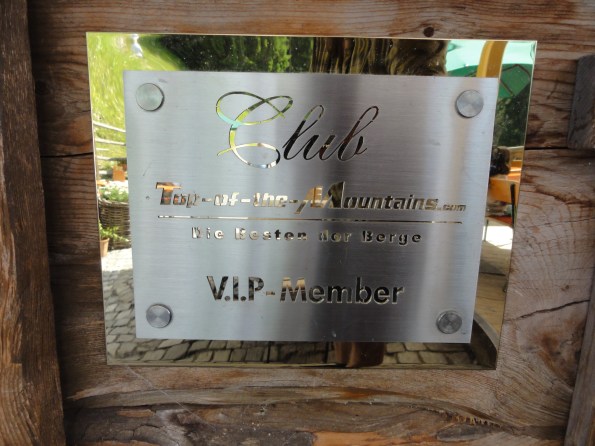 Tiens, une plaque à l'entrée ! De quoi est-il question ?