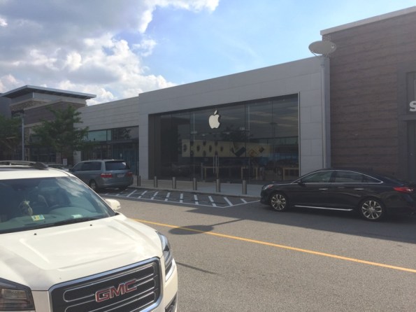 Apple_Store_Woodbridge.jpg