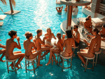 des-personnes-nues-sont-assises-sur-des-tabourets-dans-leau