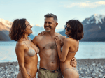 deux-femmes-nues-brunes-aux-cheveux-cours-de-debout-sur