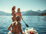 deux-femmes-nues-debout-sur-un-paddle-au-bord-dun