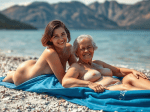 deux-femmes-nues-sur-une-plage-de-gravier-au-bord
