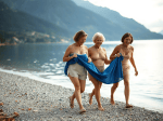 trois-femme-nue-de-60-ans-marche-sur-une-etroite