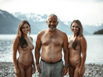 trois-femmes-nues-aux-cheveux-bruns-et-longss-de-debout