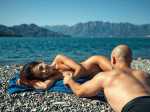 une-plage-de-gravier-au-bord-dun-lac-avec-des