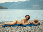 une-plage-de-gravier-au-bord-dun-lac-avec-des