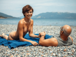 une-plage-de-gravier-au-bord-dun-lac-avec-des