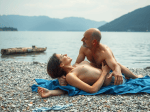 une-plage-de-gravier-au-bord-dun-lac-avec-des