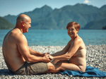 une-plage-de-gravier-au-bord-dun-lac-avec-des