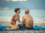 une-plage-de-gravier-au-bord-dun-lac-avec-des