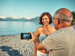 une-plage-de-gravier-au-bord-dun-lac-avec-des